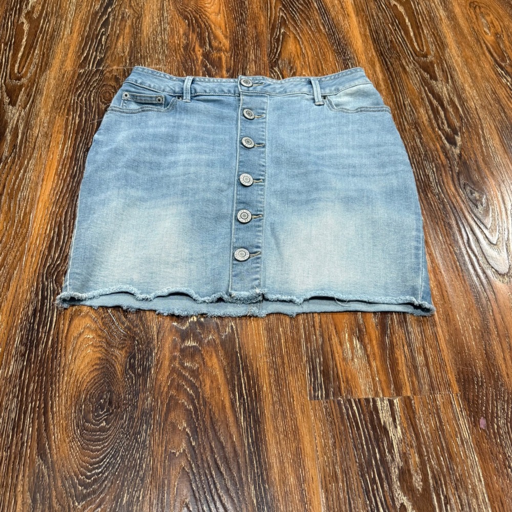 Maurices Womens Light Wash Button Front Raw Hem Denim Mini Skirt Size 6